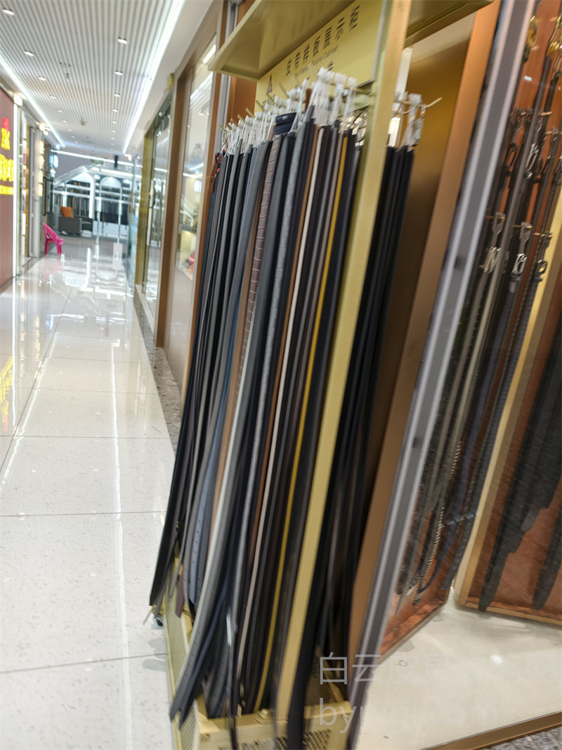 白云皮具城彩色店铺门头近距离实拍