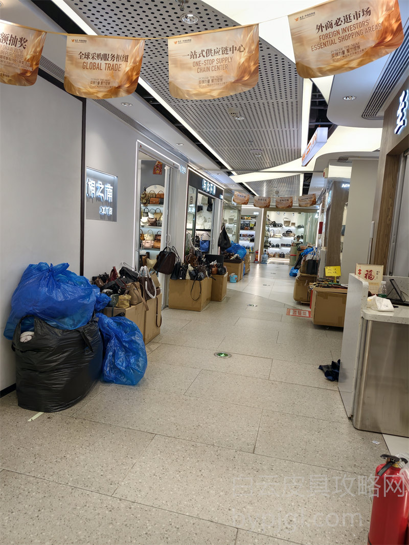 白云皮具城大楼入口立柱实拍