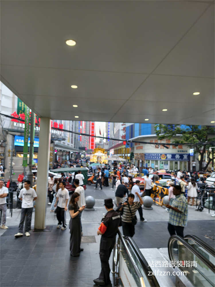 广州站西服装市场扶梯口，大量拿货客商往来繁华街景