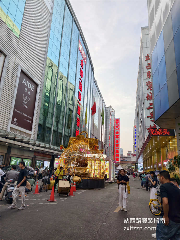 站西金宝服装城内部主街道大型装饰灯，外贸女装批发核心街区实拍