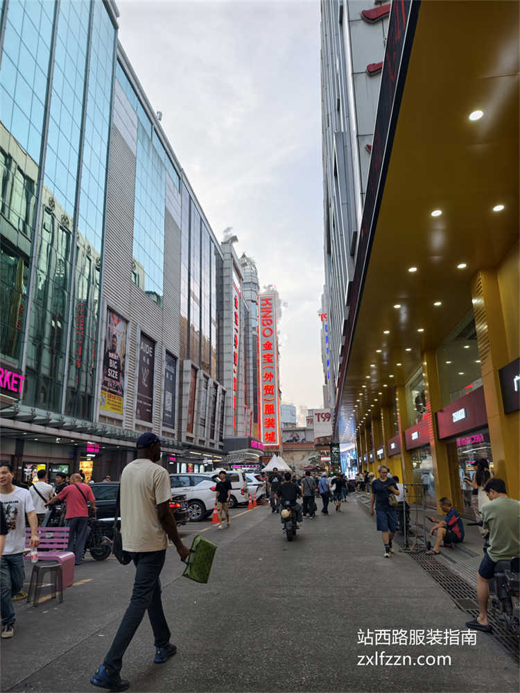 站西主干道金宝外贸服装城红色竖招牌，两侧批发市场建筑实拍